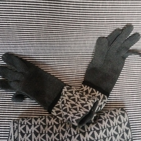 🎁💝NWT Michael Kors dark grey and light grey matching scarf and gloves - Picture 2 of 6